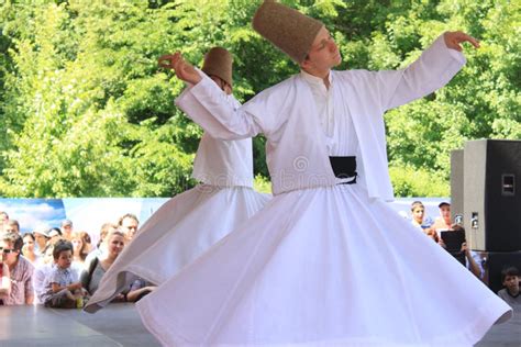 bailarines turcos que giran  Foto acerca arte, bailando, entretenga, colorido, vacaciones, hembra, brillante, étnico, traje, naturalizado